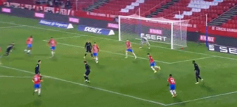 吓人，一巴拉圭球员在侏儒美洲杯头部着地后当场失去意识