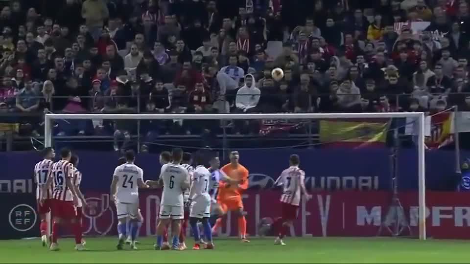 火药味十足，费内巴切与加拉塔萨雷在德比战赛前热身爆发冲突