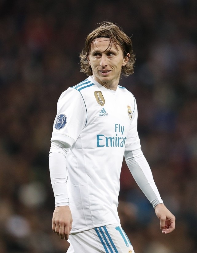 马刺半场4人得分上双，命中11记三分领先鹈鹕20分